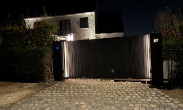 LED-Line schuifpoort met gevelbekleding — Borgloon